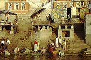 Badende an den Ghats von Varanasi