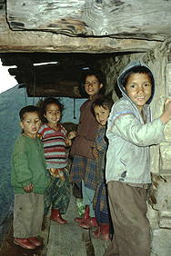 Kinder in einem Dorf am Jalori-Pass