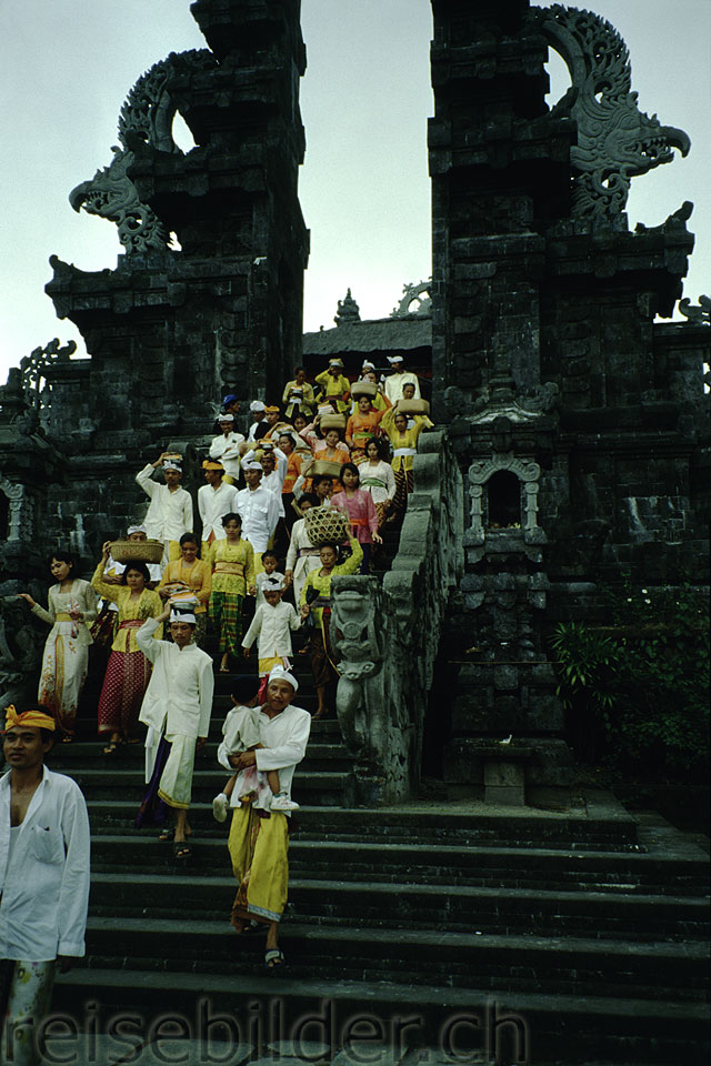 Gläubige im Besakih-Tempel, Bali