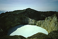 Zwei der drei Kraterseen auf dem Kelimutu, Flores