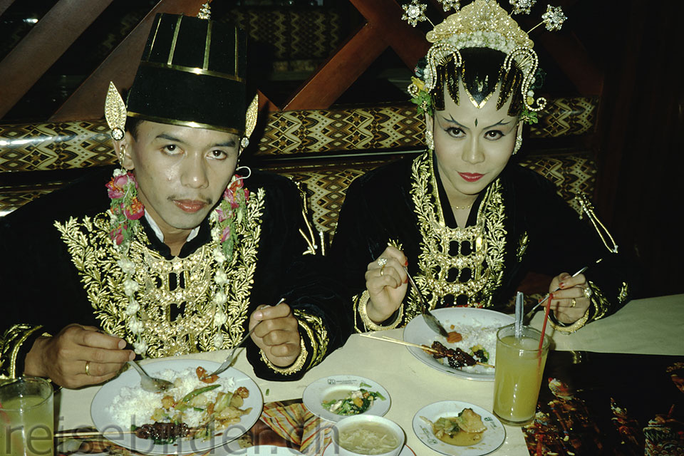 Hochzeitspaar auf dem Dieng-Plateau, Java