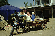 Haupttransportmittel in Kambodscha sind Kleinmotorräder mit Anhängern