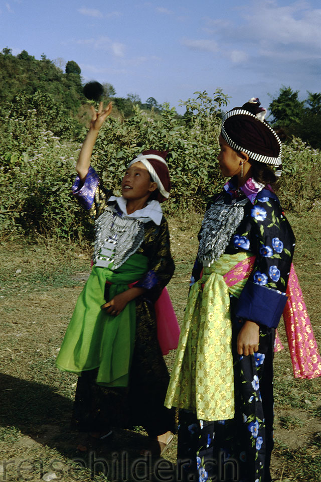 Hmong-Mädchen in traditioneller Tracht