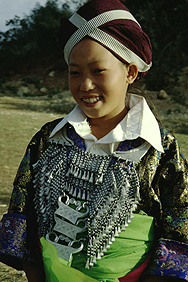 Hmong-Mädchen in traditioneller Tracht