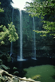 Wasserfall zwischen Palenque und Agua Azul