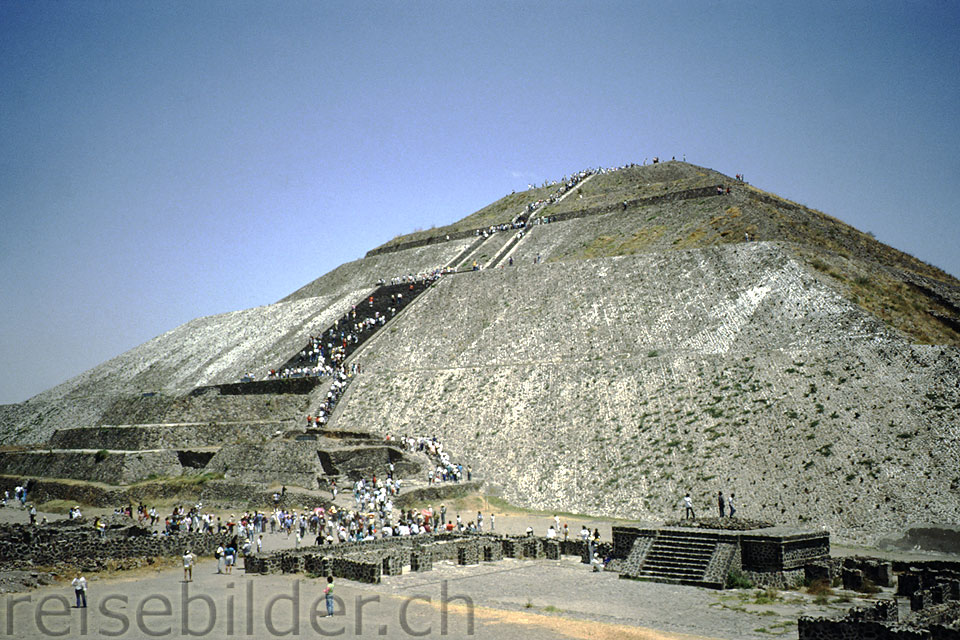 Die 63 Meter hohe Sonnenpyramide in Teotihuacán