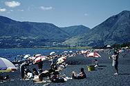Schwarzer Vulkansand am Strand von Pucón am Lago Villarrica
