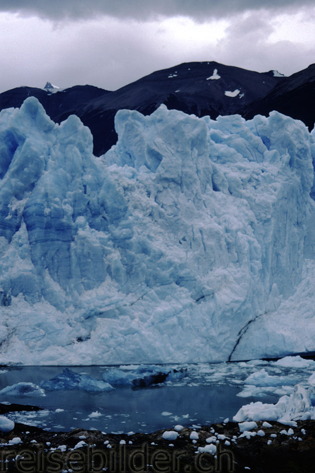 Die Eismassen des Perito Moreno aus sicherer Distanz