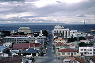 Punta Arenas, im Hintergrund die Magellan-Strasse und Feuerland