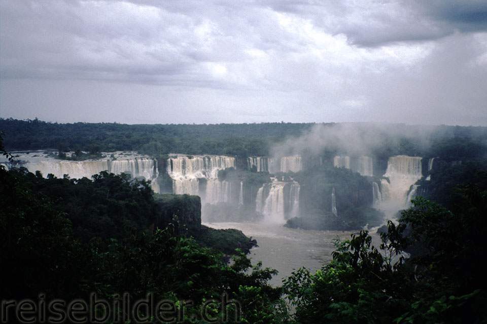 Die Iguazú-Wasserfälle an der Grenze zu Argentinien