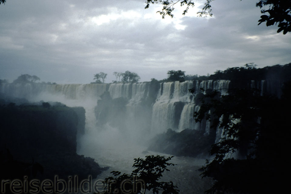 Die Iguazú-Wasserfälle an der Grenze zu Brasilien