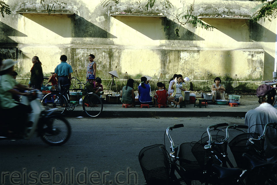 In den Strassen von Hué - Frühstück auf Vietnamesisch