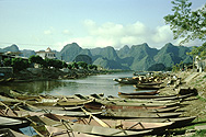 Boote auf dem Fluss bei der Parfüm-Pagode in Nordvietnam