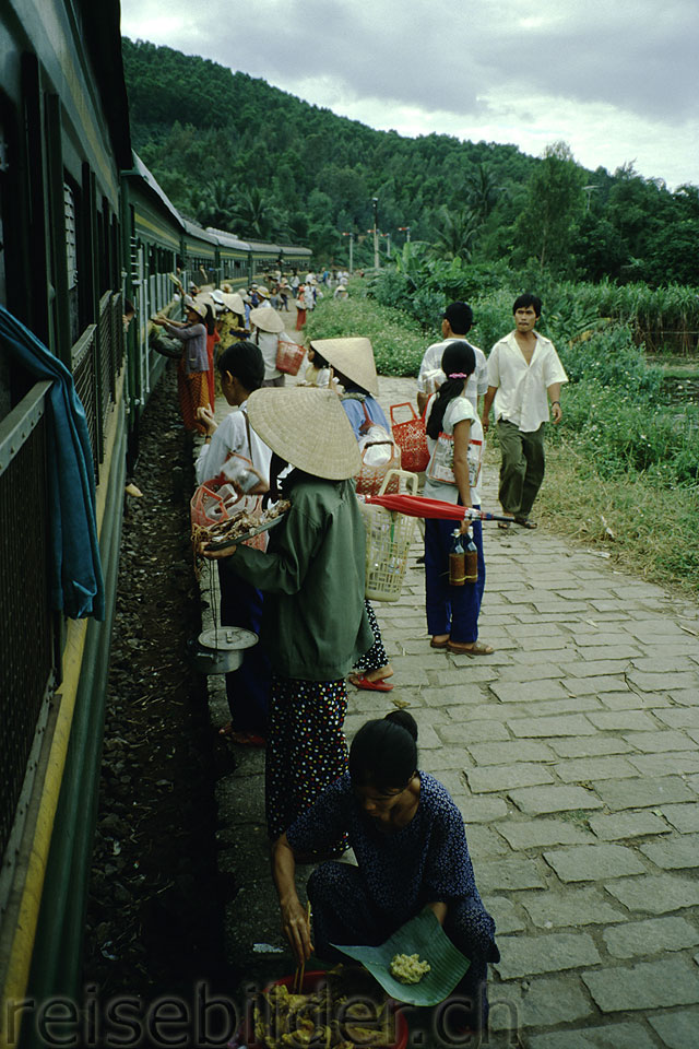 Verkäuferinnen am Zug von Hué nach Danang